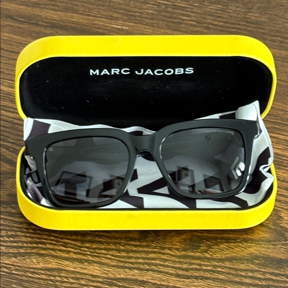 NWOT Marc Jacobs Black Sunglasses w/ Case and Glasses Cloth